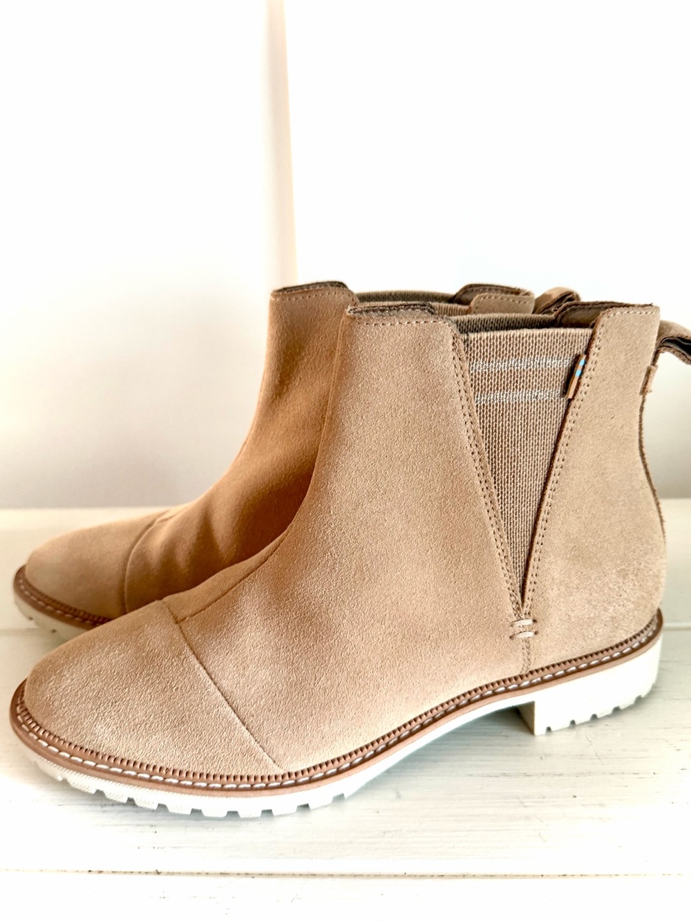 TOMS Cleo Desert Tan Suede Chelsea Boots Sz 7.5 Water Resistant NWOB - Picture 2 of 16
